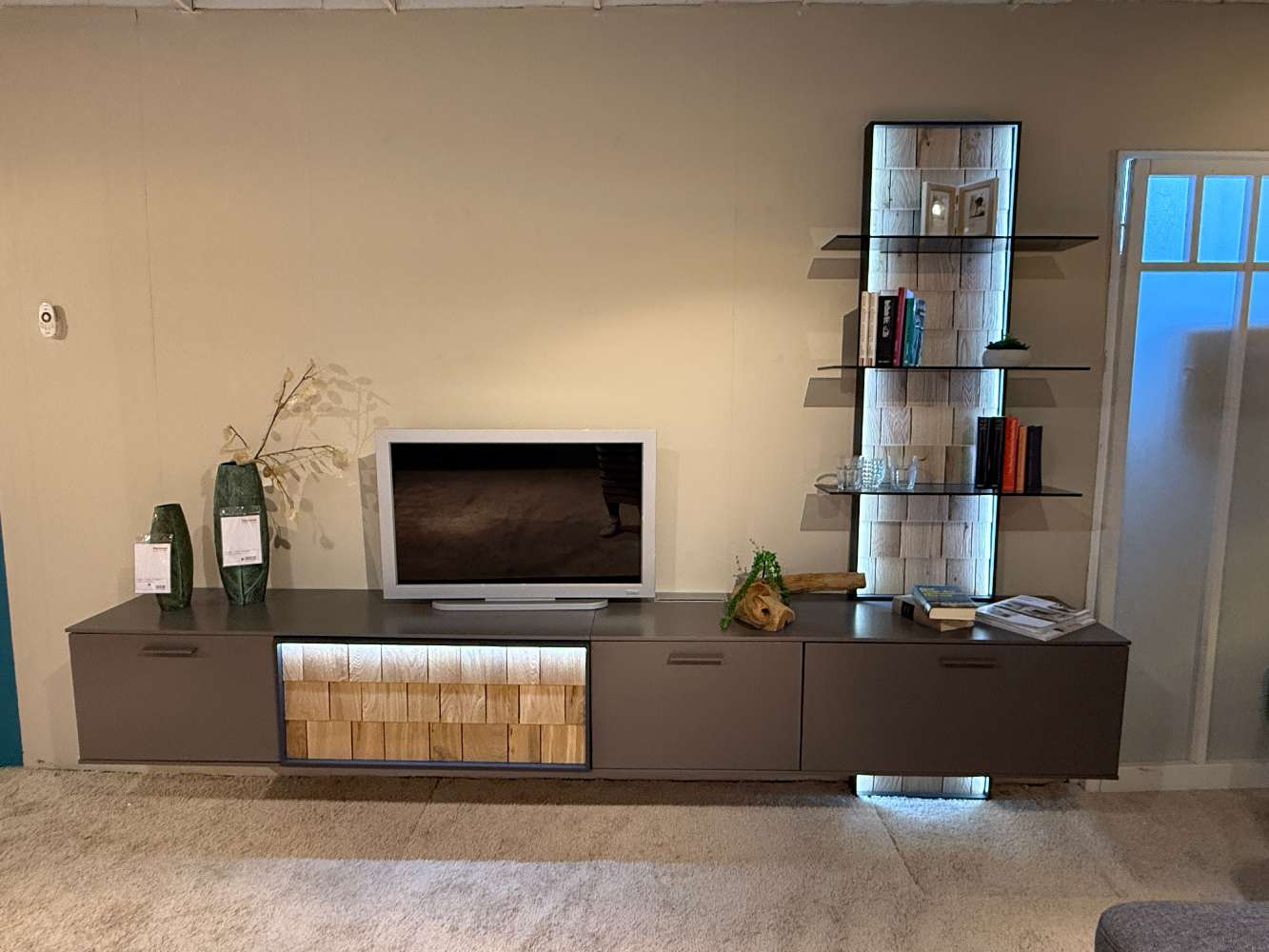 Loddenkemper Wohnwand in Lack Terrabraun matt / Abs. Eiche massiv