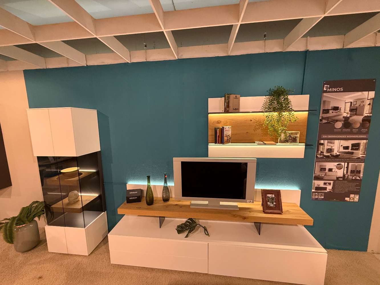 Loddenkemper Wohnwand in Lack weiß / Balkeneiche