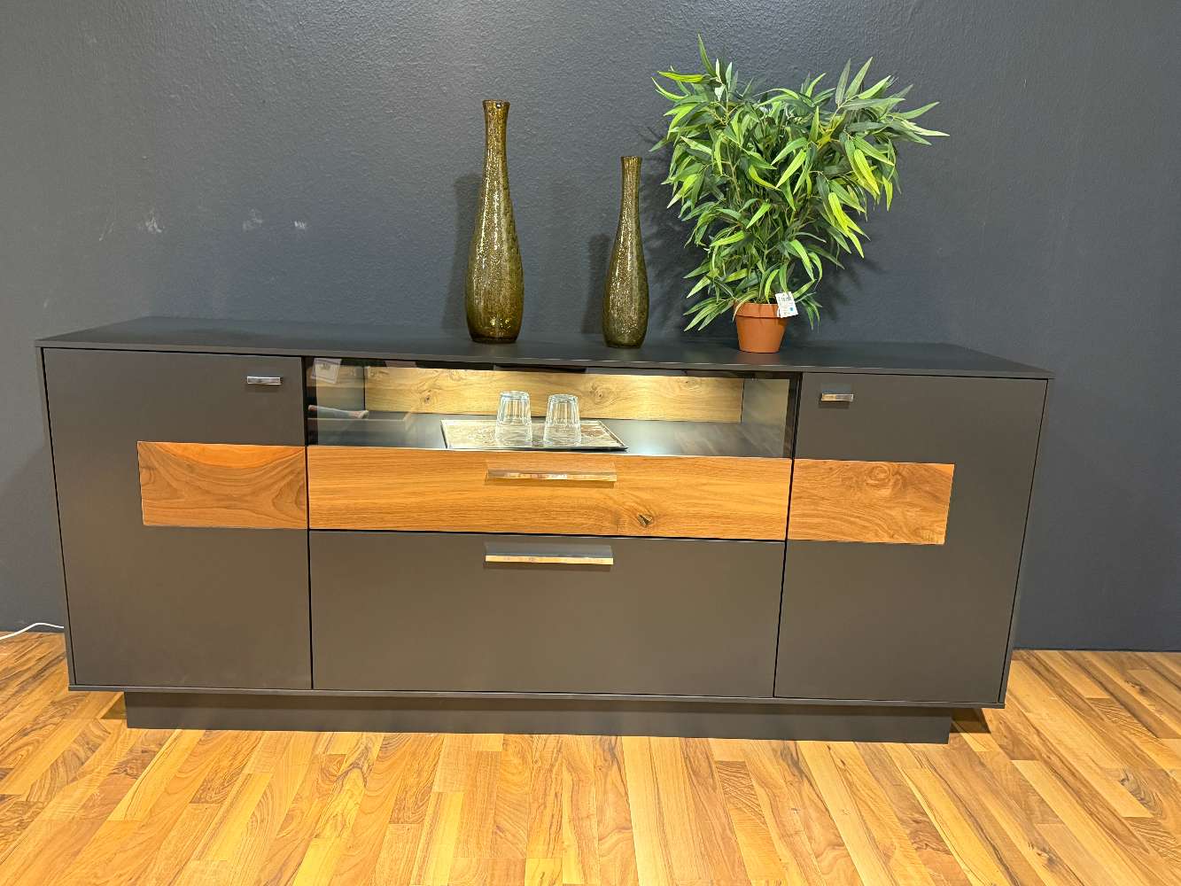Gwinner Sideboard in anthrazit und Astnussbaum mit Beleuchtung