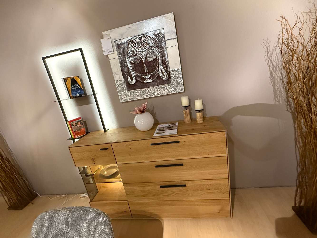 Sideboard in wildeiche mit Beleuchtung und Balkenakzent
