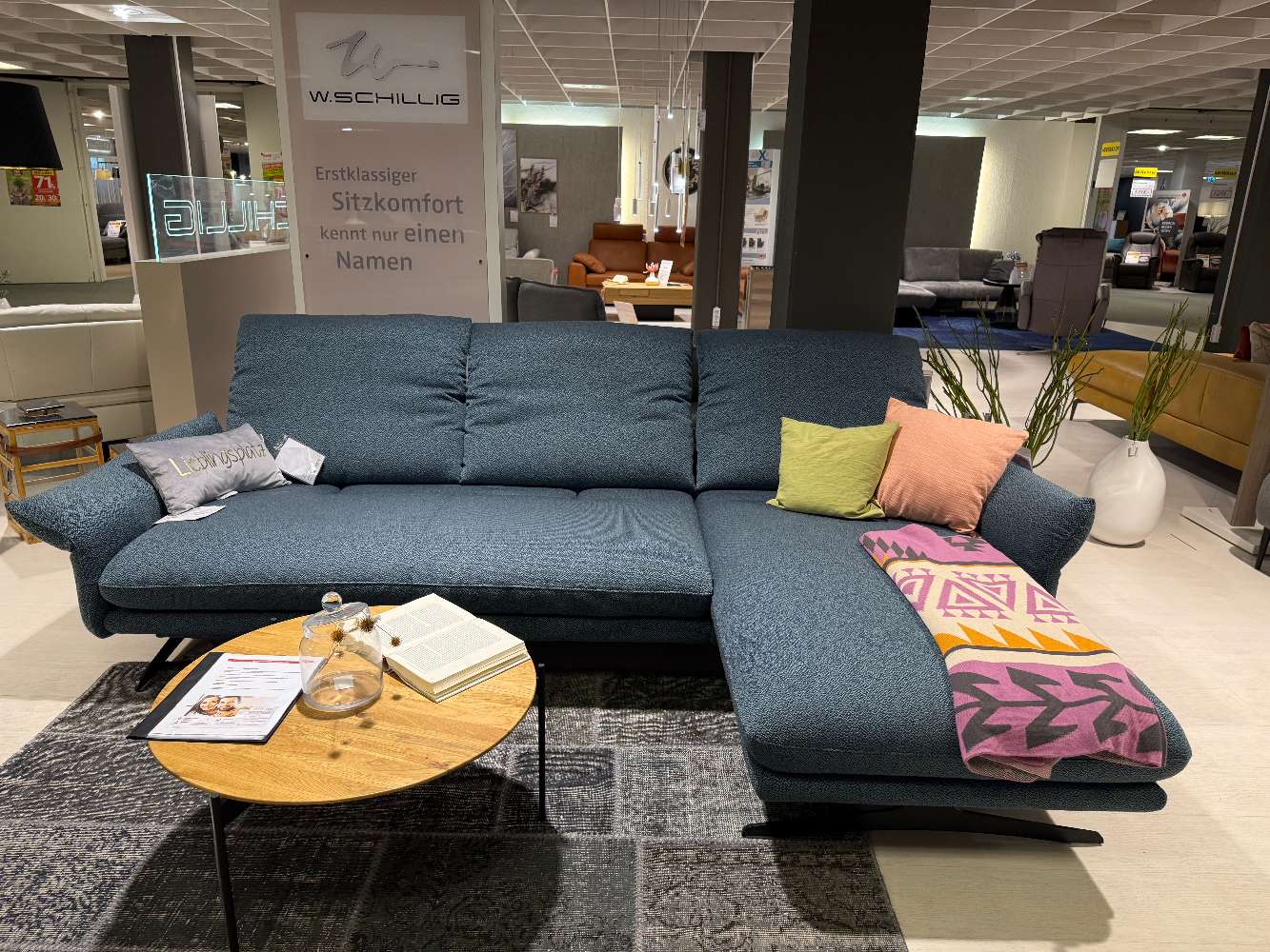 Polsterecke in Stoff blau mit motorischer Fußstütze