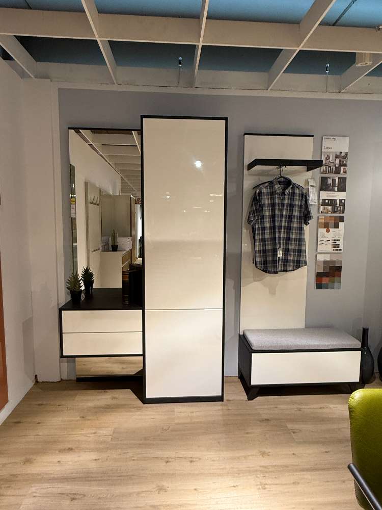 Garderobe in Eiche graphit / Lack weiß mit Spiegel und Sitzbank