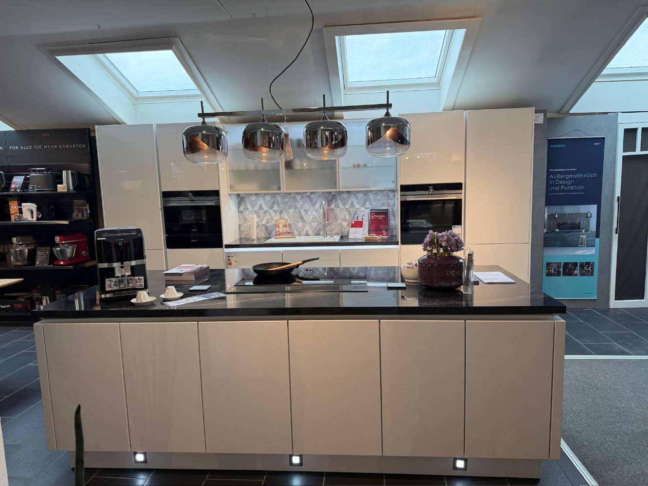 Prisma Trend Funktionsküche mit Kücheninsel inkl. E – Geräte