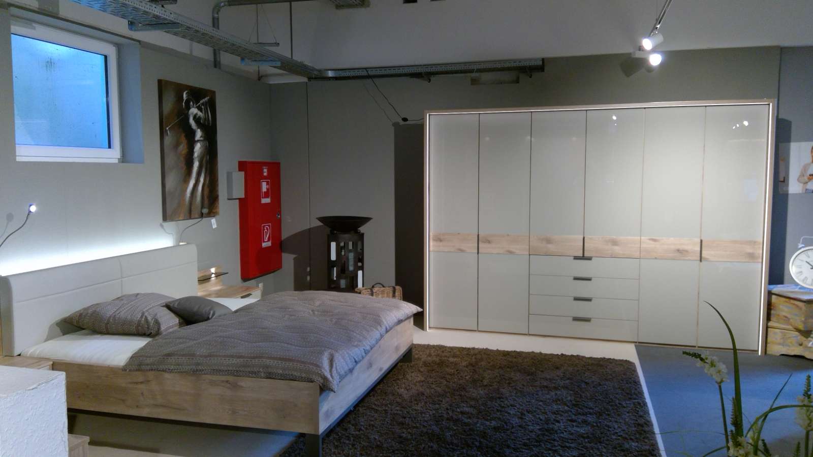 Schlafzimmer m. Doppelbett, Kleiderschrank, Konsolen, Kommode