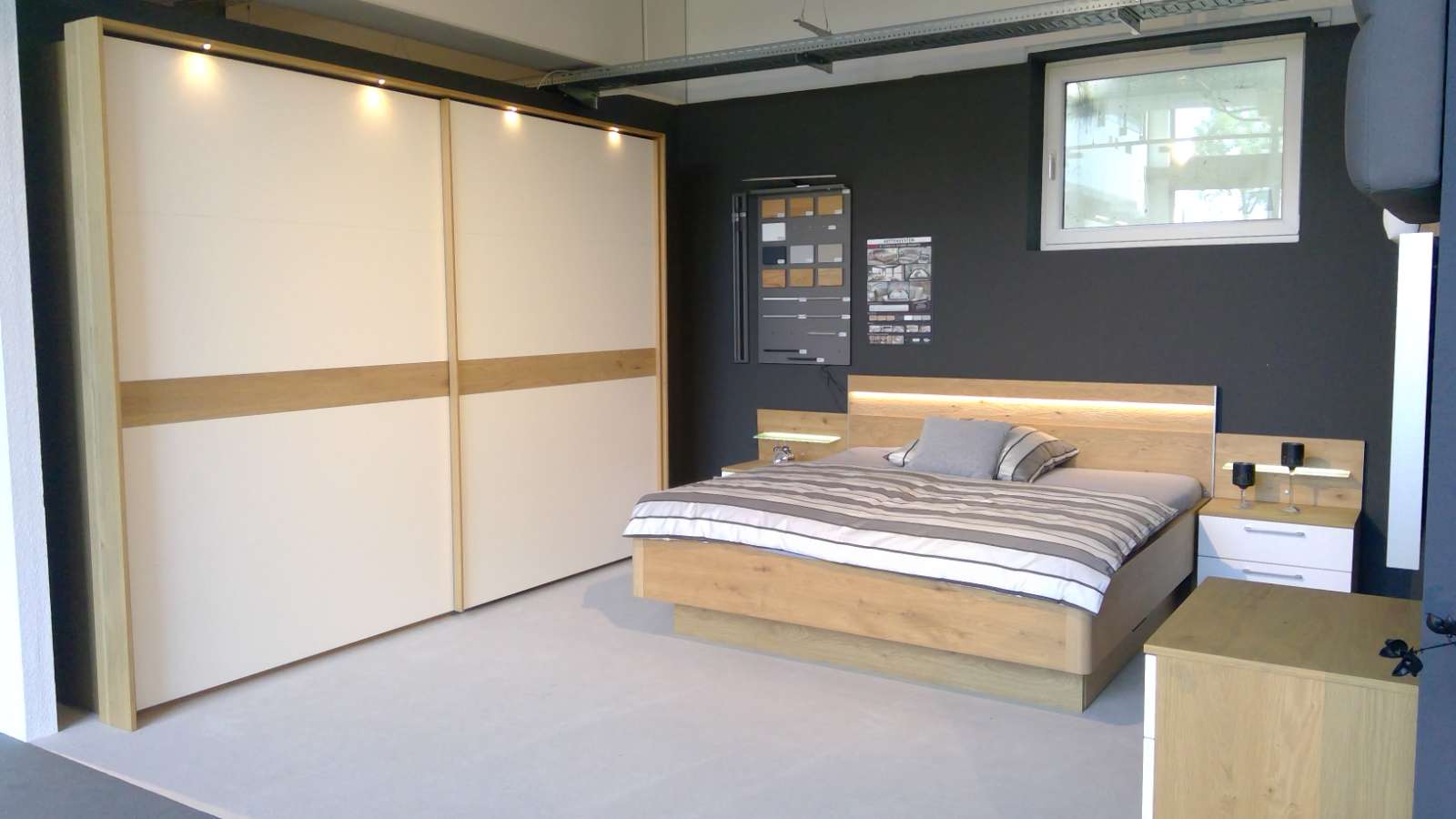 Schlafzimmer Balkeneiche / Weiß, Schweber, Doppelbett, Kommode