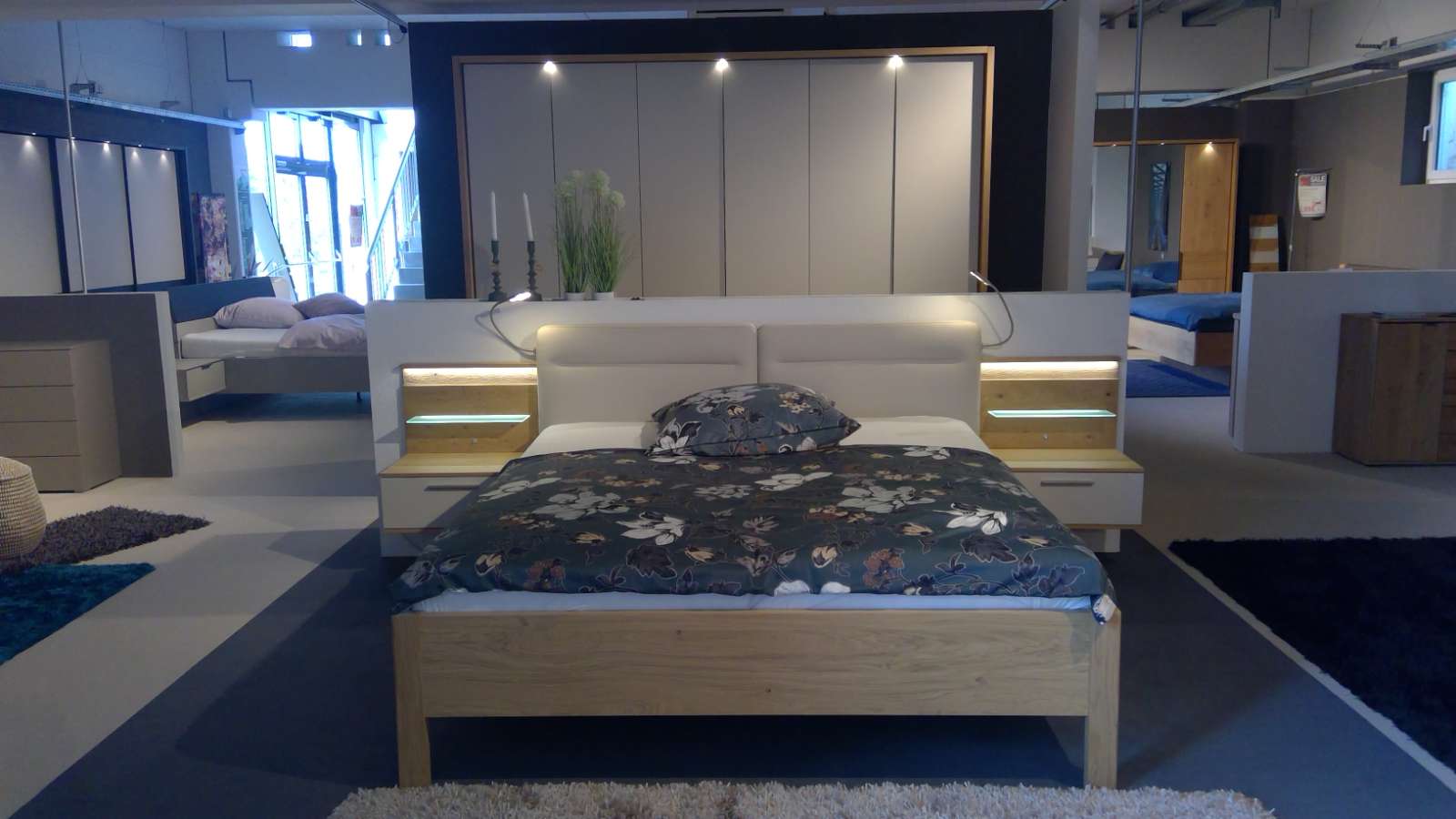 Schlafzimmer inkl. Kommode, Balkeneiche/Lack. Doppelbett, Schrank