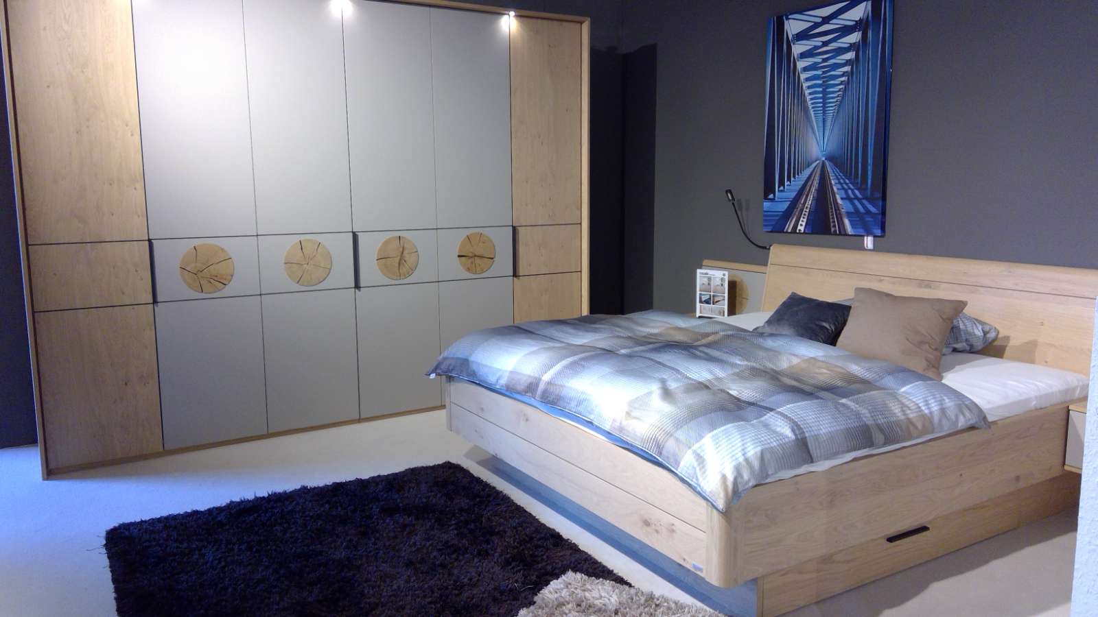 Schlafzimmer Eiche/Lack Taupe, Doppelbett Kleiderschrank Konsolen