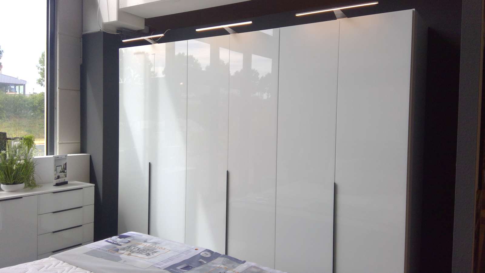 Kleiderschrank + Kommode und Nachtkonsolen, Glas + Lack weiß