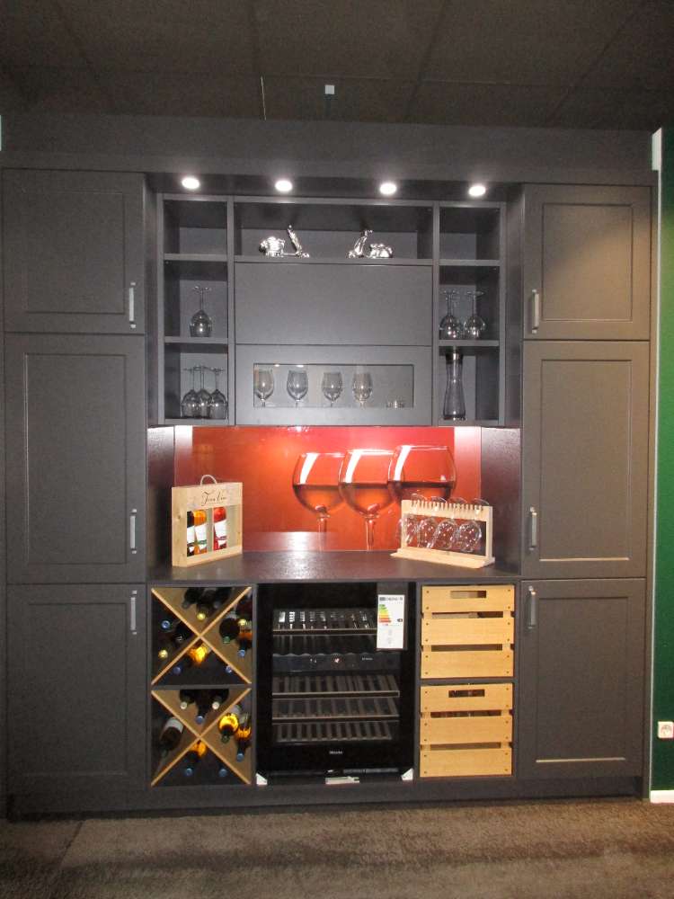 Schüller Vienna Hausbar mit Weintemperierschrank von Miele