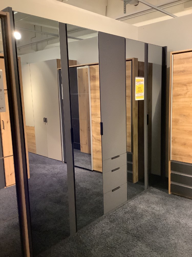 Kleiderschrank