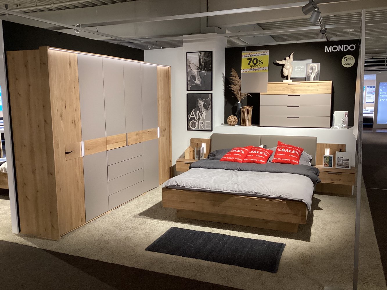 Schlafzimmer „Mondo Maleta“, Asteiche teilmassiv, inkl. Beleuchtg