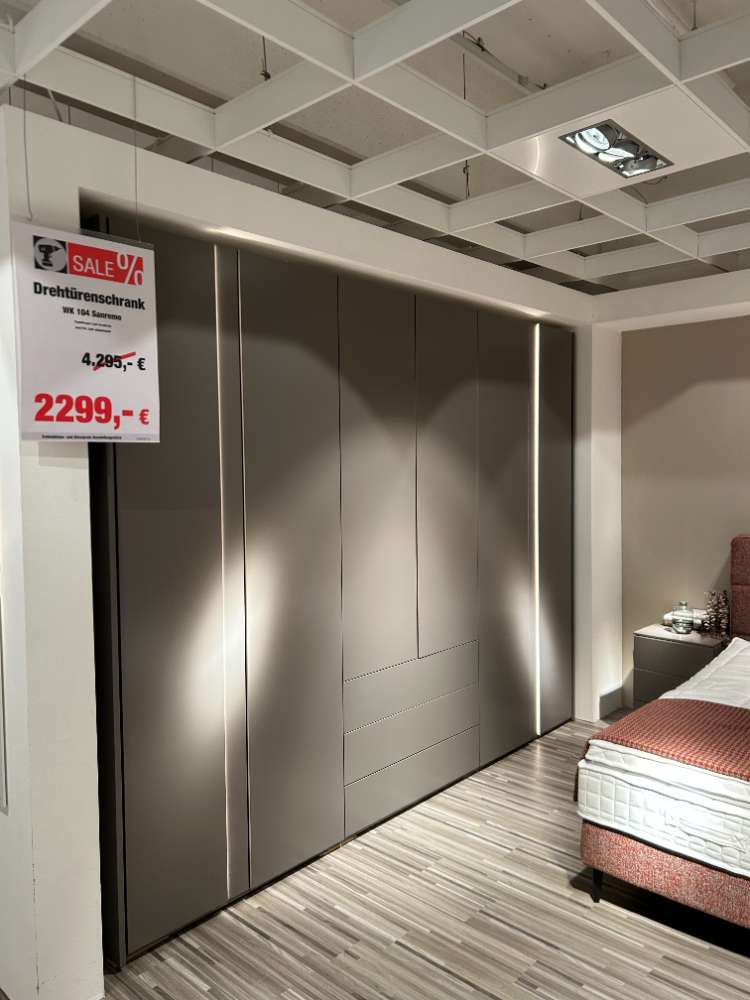 Drehtürenschrank
