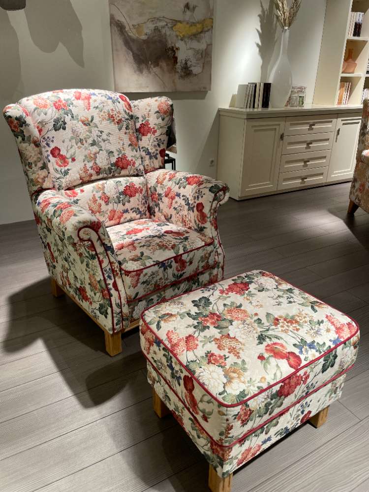 Einzelsessel mit Hocker