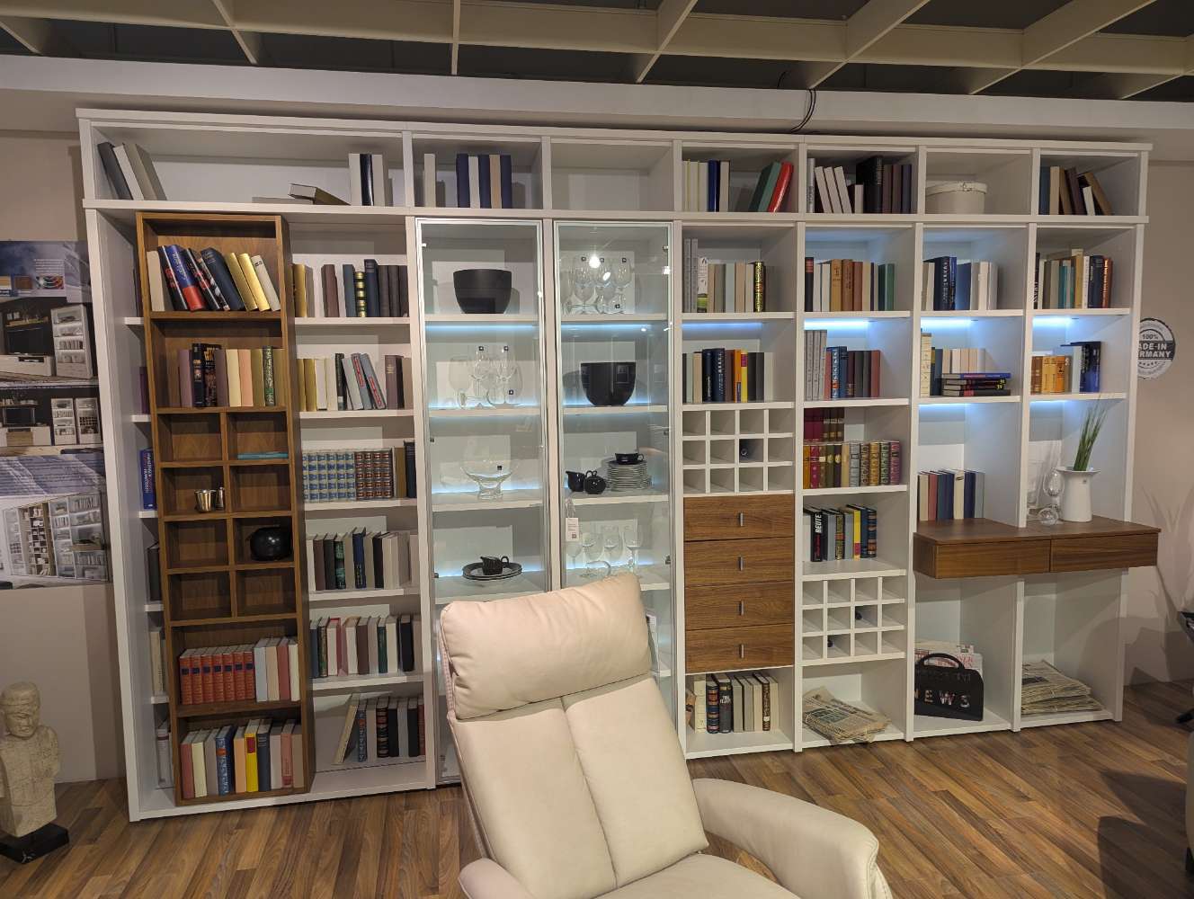 Moderne Bibliotheks-Wohnwand Lack weiß matt mit Akt. in Nussbaum