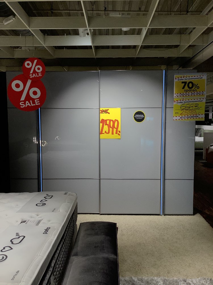 Kleiderschrank