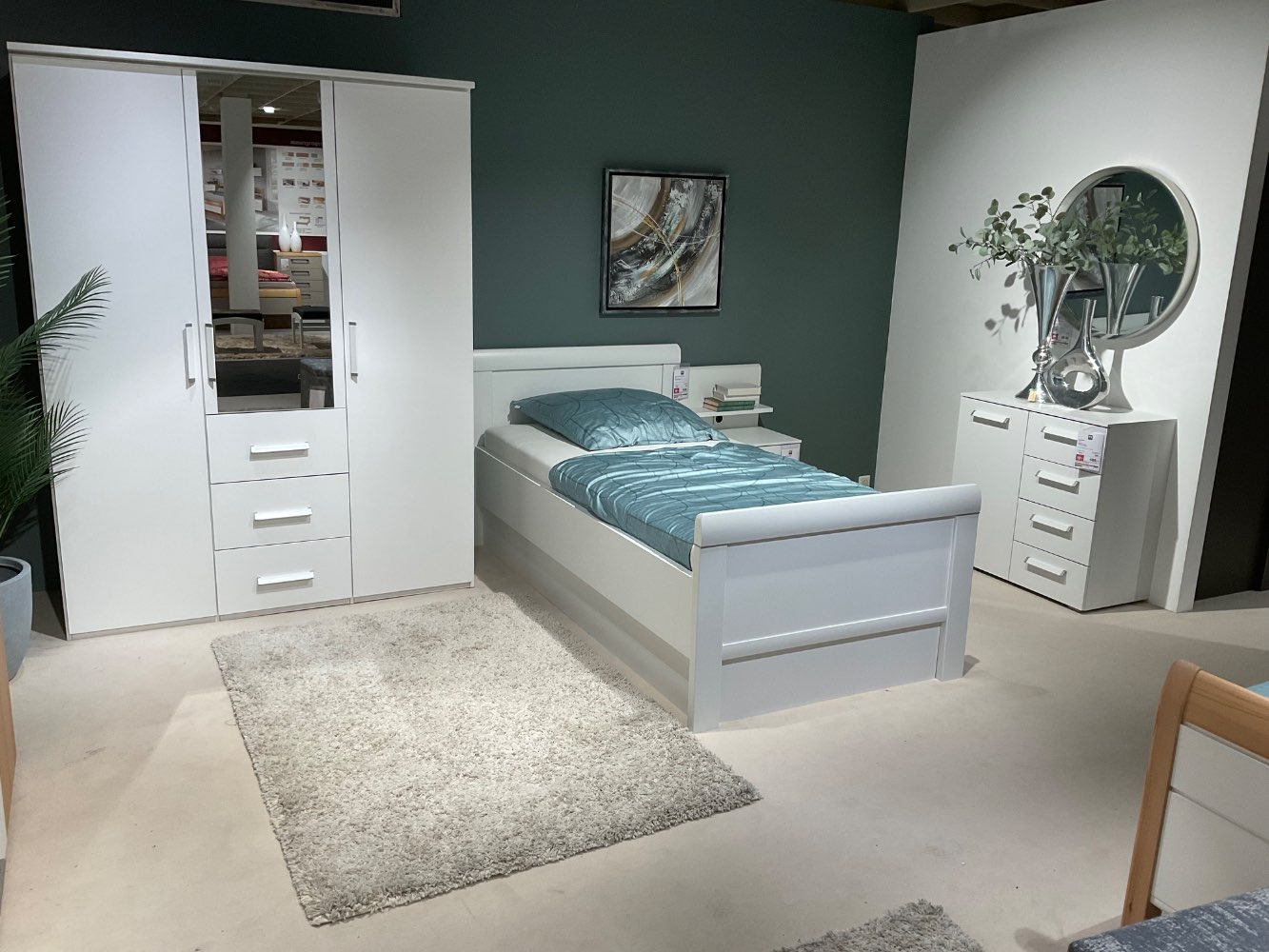 Seniorenzimmer bestehend aus Kleiderschrank, Bett, Nachtkommode,