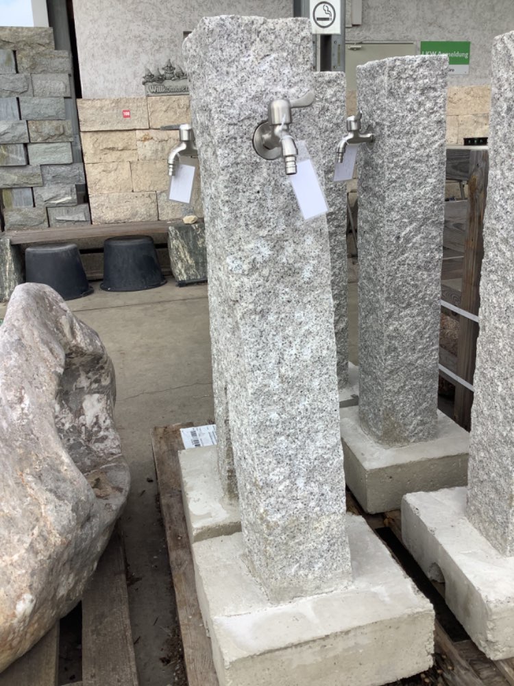Zapfsäule inkl. Verrohrung und Edelstahlarmatur mit Betonsockel