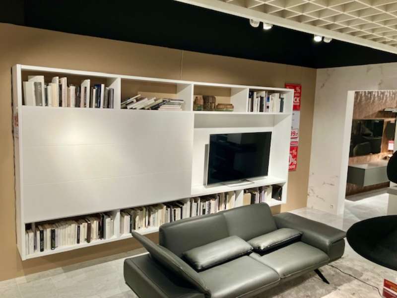 Freischwebende TV Wand mit Schiebetür