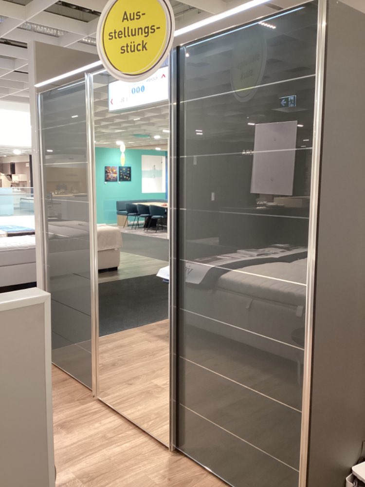 Schwebetürenschrank
