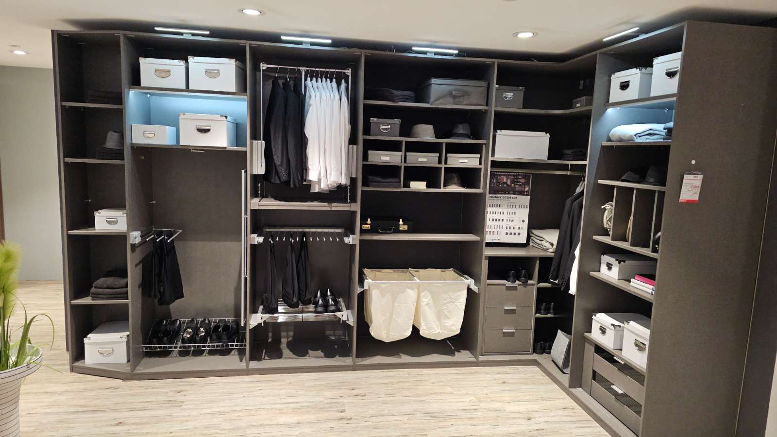 Eckschrank offen