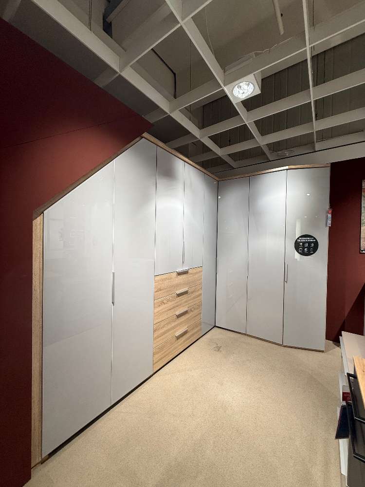Drehtürenschrank