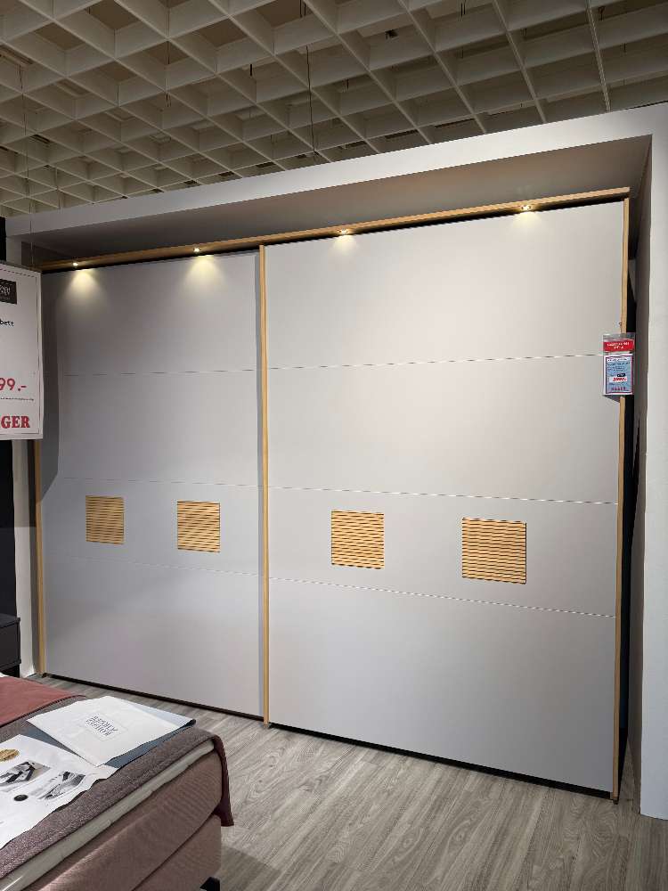Schwebetürenschrank