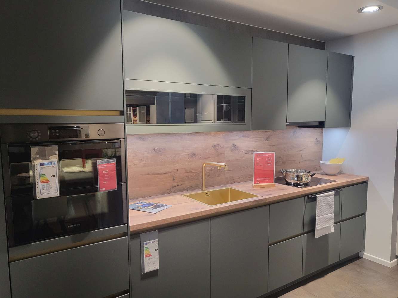 Nobilia Easytouch Mineralgrün matt elegante, dunkle Küchenzeile