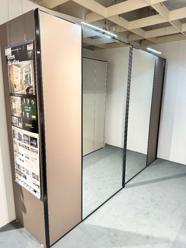 Schwebetürenschrank mit Spiegel