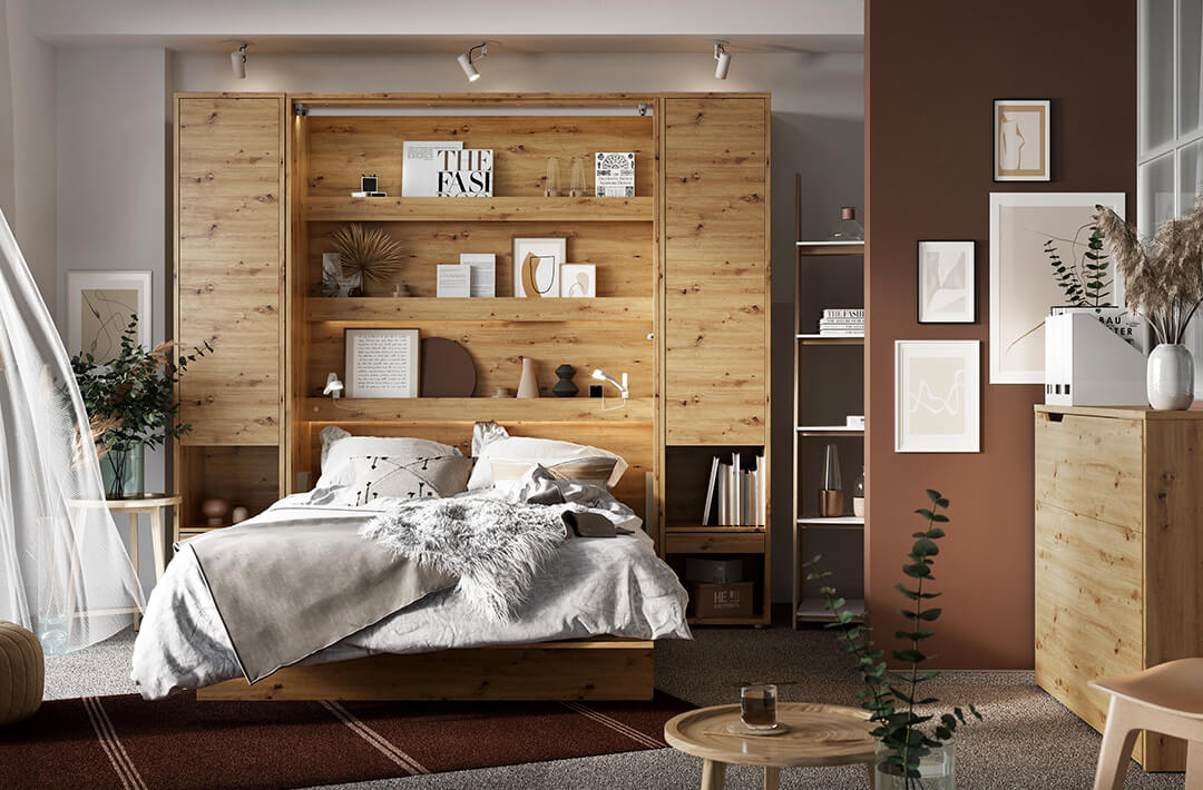Schlafzimmer mit großen Holzschrank und einem gemütlichen Doppelbett
