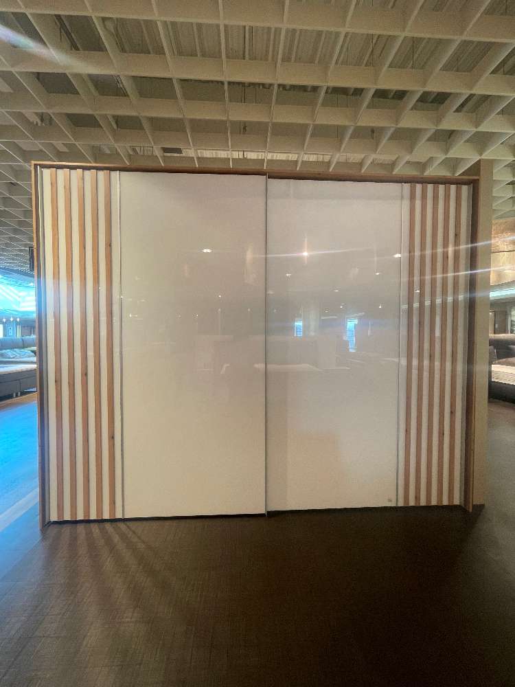Schwebetürenschrank