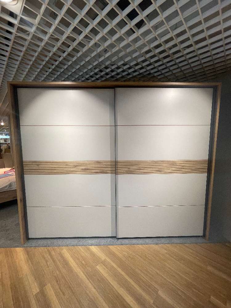 Schwebetürenschrank