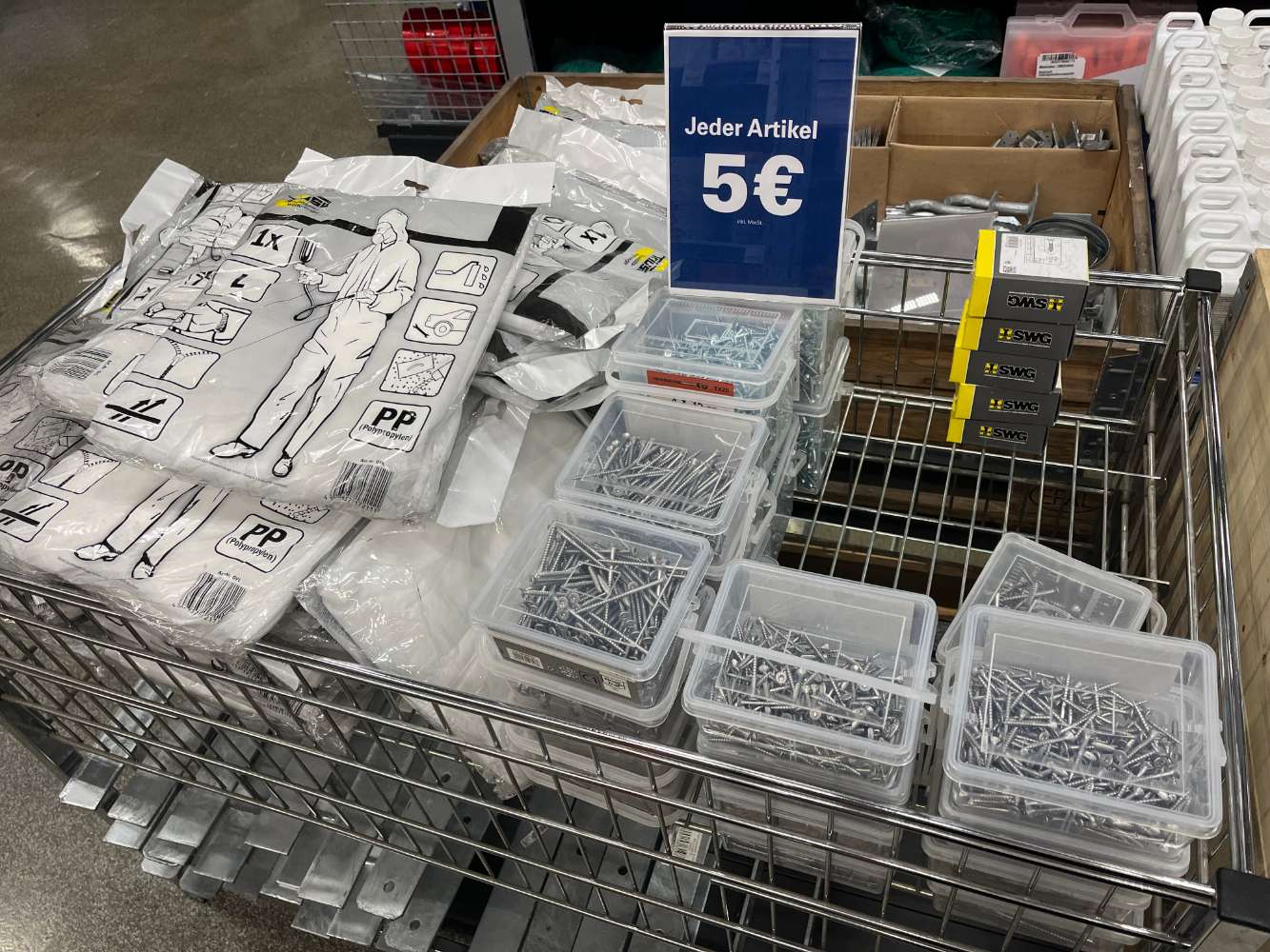 BENZ Abverkauf Schrauben und Schutzanzüge