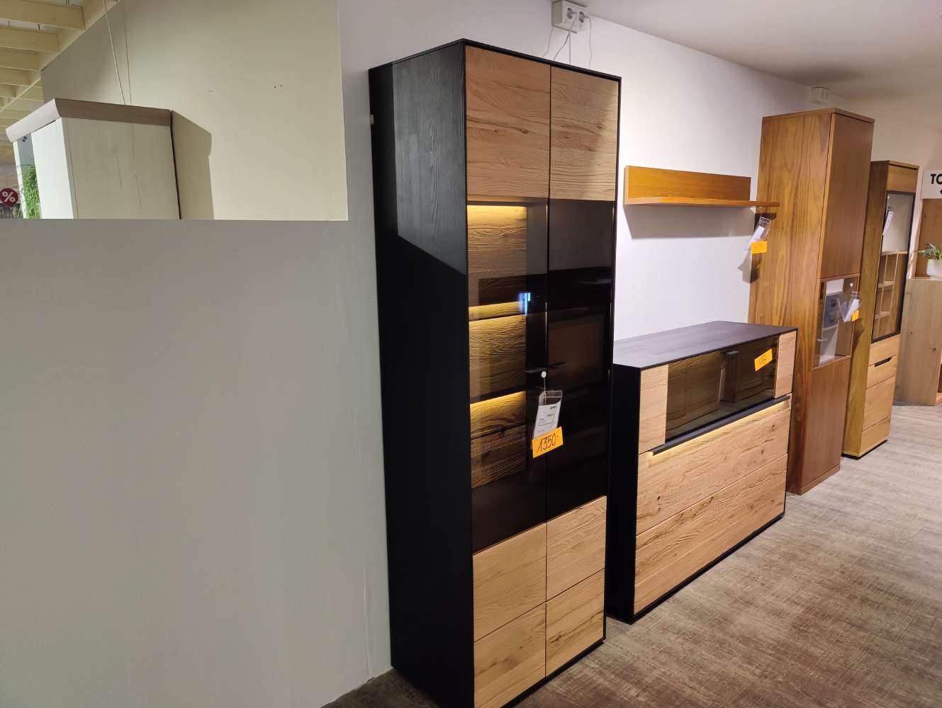 Vitrine – INTERLIVING 2026 – Riffbuche – inkl. Beleuchtung