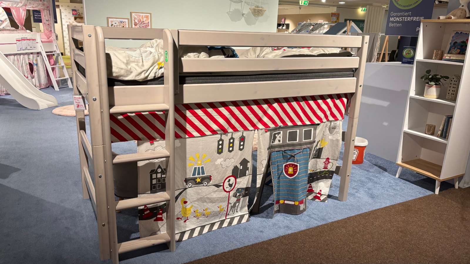 Spielbett mit Matratze , Vorhang ,Vorhangverlängerung, Bettwäsche