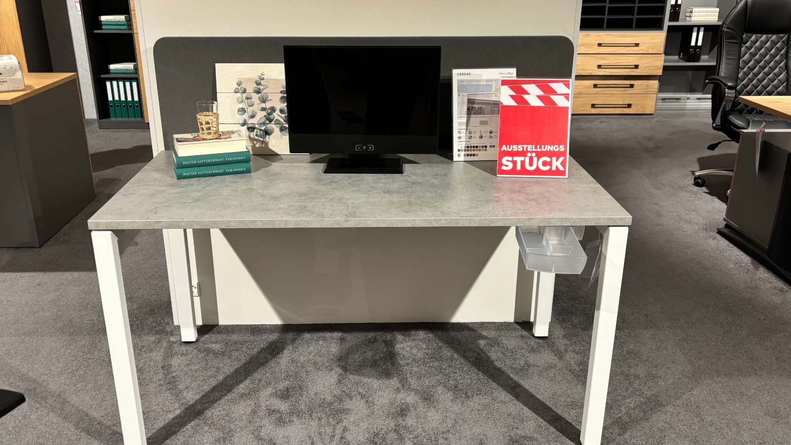 Schreibtisch + Paneel + Stiftablage