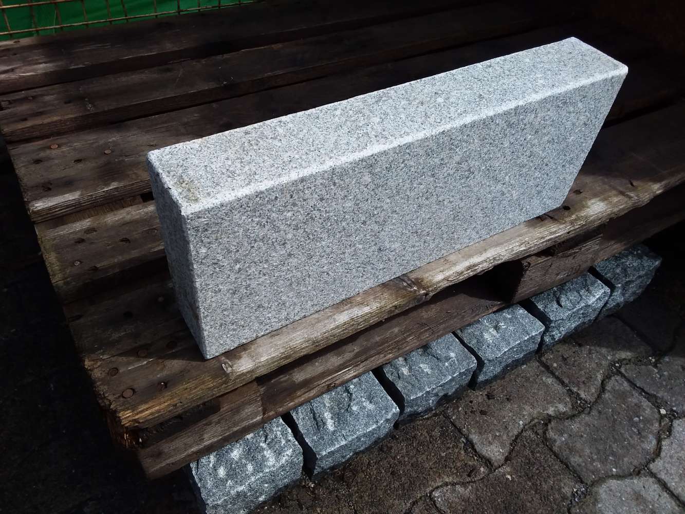 Granit Rasenkante Randstein grau Naturstein Palisade Outlet