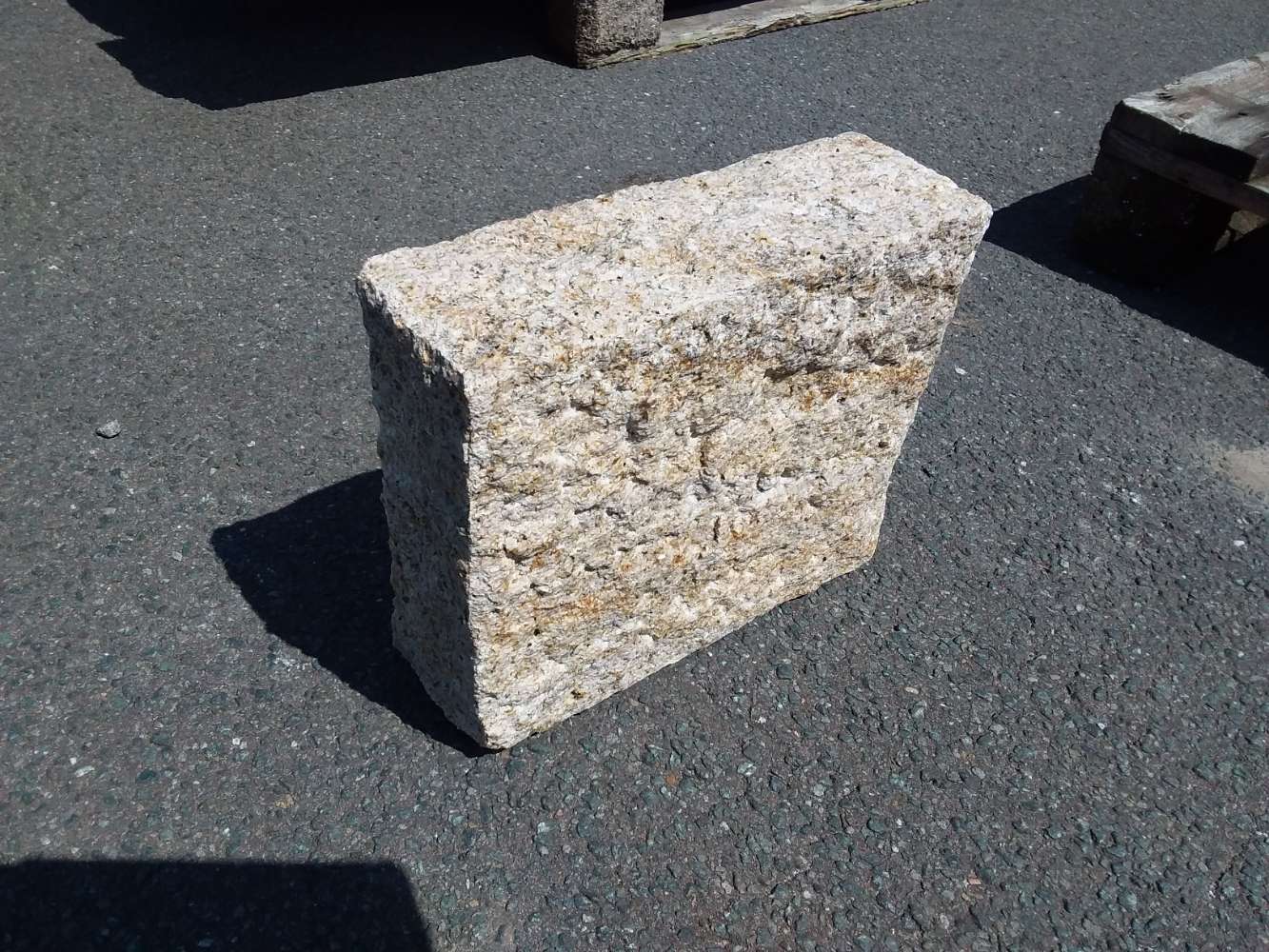 Granit 10x25x30 gelb-grau Naturstein Palisaden Randstein