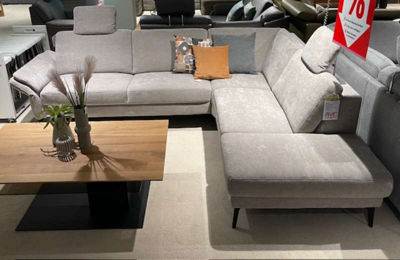 Polstergarnitur mit mot. Vorziehbank, Stellmaß ca.: 278x230cm