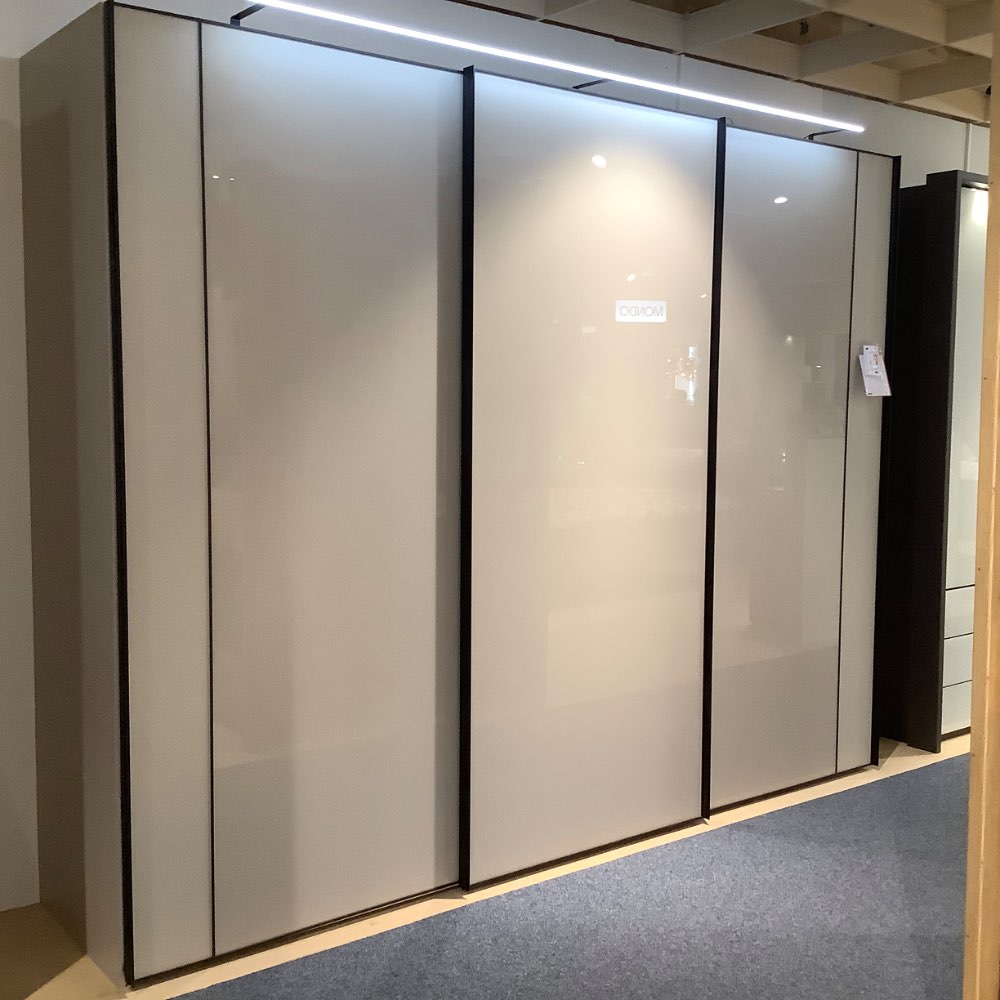 Schwebetürenschrank