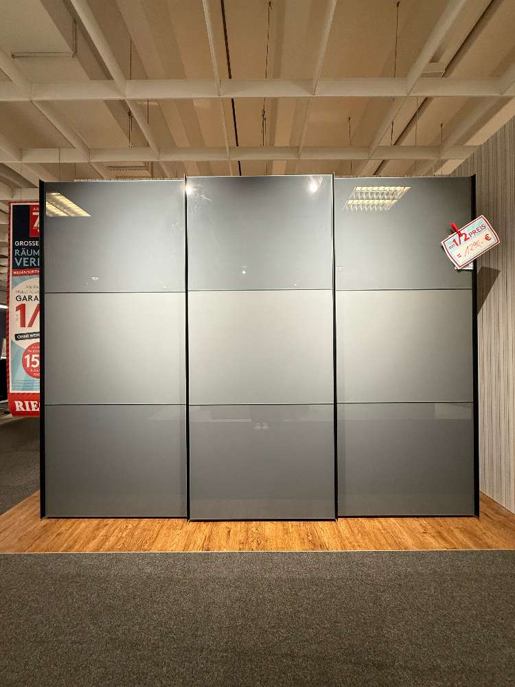 Schwebetürenschrank