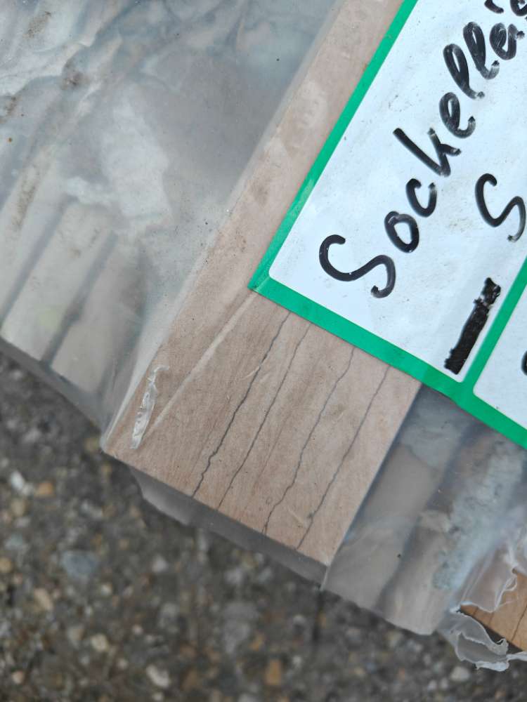 ⭐ SONDERPOSTEN ⭐  – Keramiksockelleisten „braun“ 80x7x1,5cm