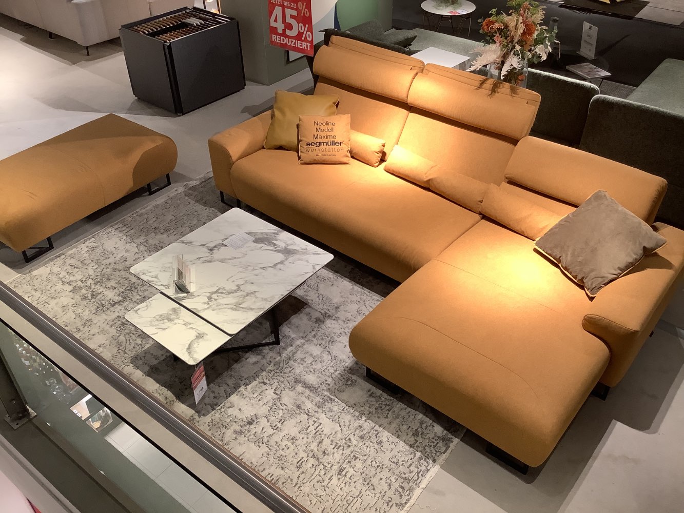 Sofa mit Hocker