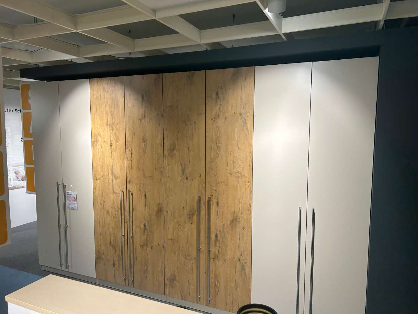 Schrank mit Dachschräge hinten