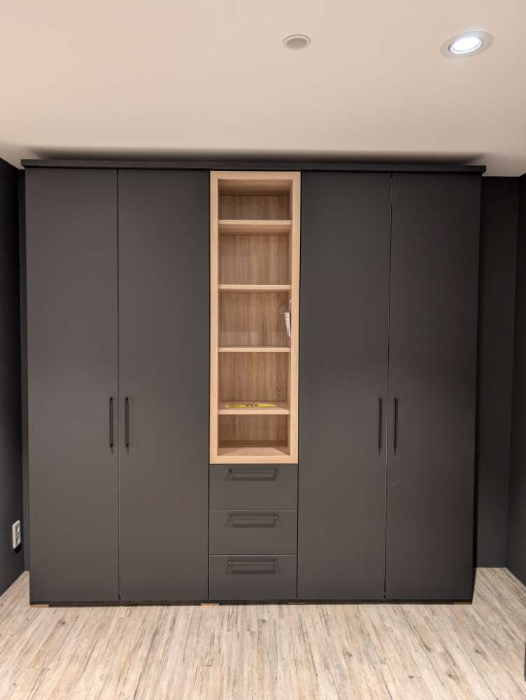 Drehtürenschrank