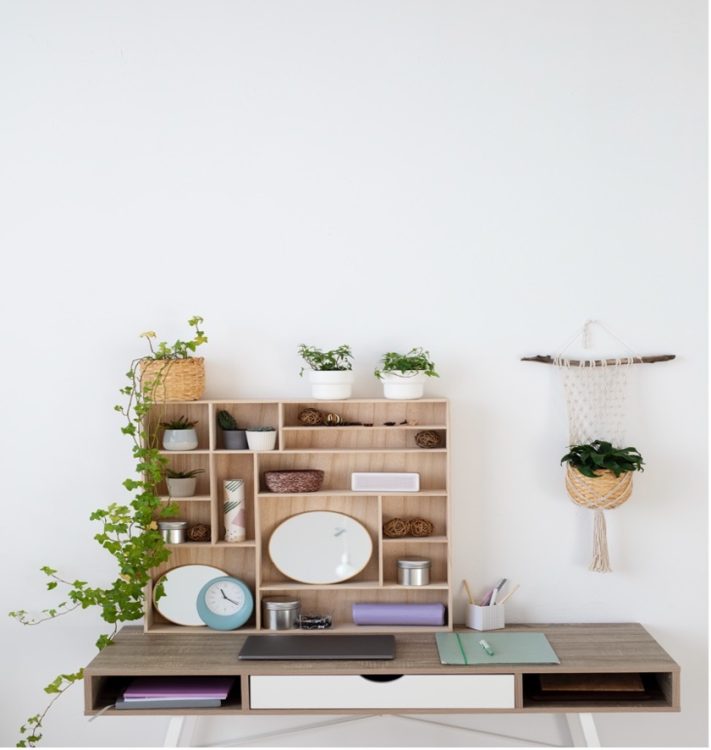 Schreibtisch mit viel Deko & Stauraum