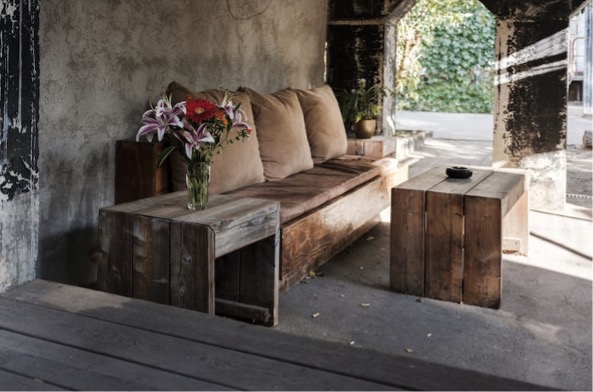 Outdoor Holzbank in einem Hinterhof