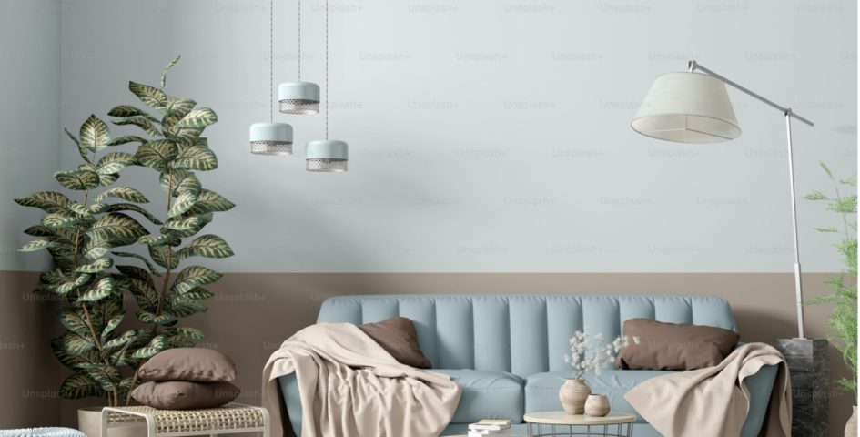 Blaues, stilvolles Sofa in gemütlicher Atmosphäre