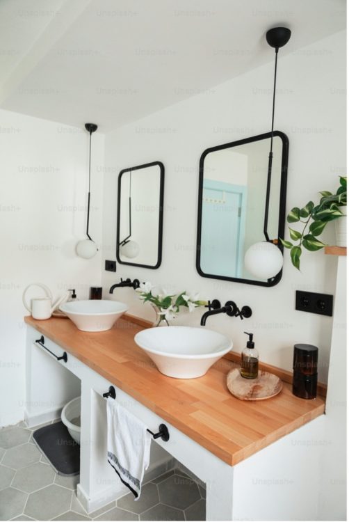 Badezimmer mit organischen Waschbecken in weiß, braunem Design, die Spiegel haben ebenfalls ovale Formen