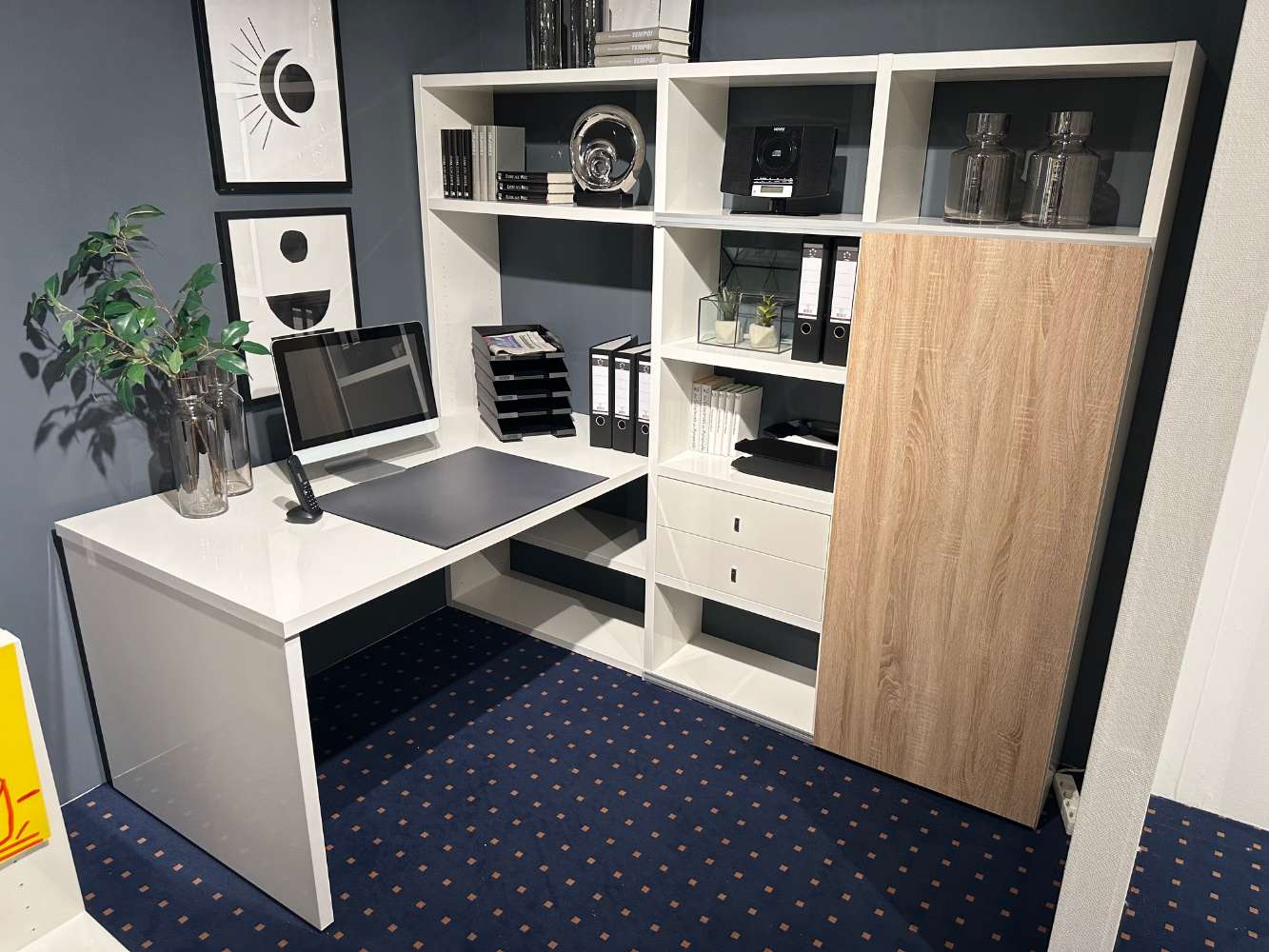 Büroregal mit Einbauschreibtisch