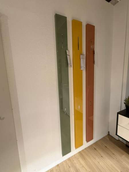 Paneelstollen in hochglanz Lack grün